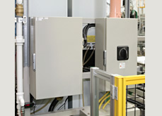 【写真左:个ントロールボックス(CL) 写真右:エンクローズブレーカ(WEB)】 工厂内